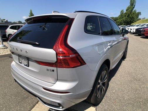 2024 Volvo XC60 B5 Core Dark Theme
