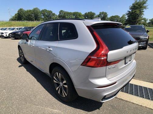 2024 Volvo XC60 B5 Core Dark Theme