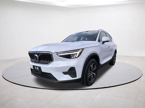 2025 Volvo XC40 B5 Core Bright Theme