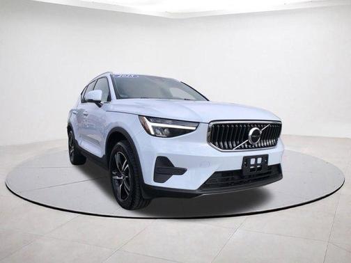 2025 Volvo XC40 B5 Core Bright Theme