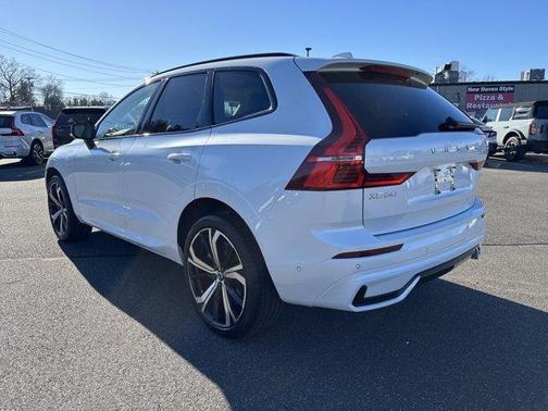 2024 Volvo XC60 Recharge Plug-In Hybrid T8 Ultimate Dark Theme