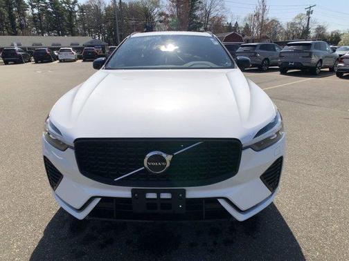 2022 Volvo XC60 B6 R-Design