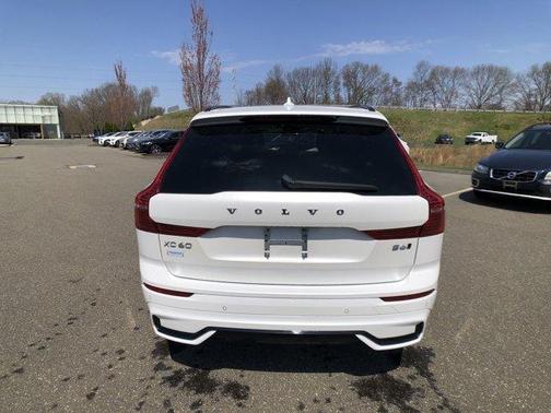2022 Volvo XC60 B6 R-Design