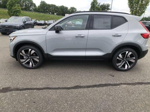2025 Volvo XC40 B5 Ultra Dark Theme