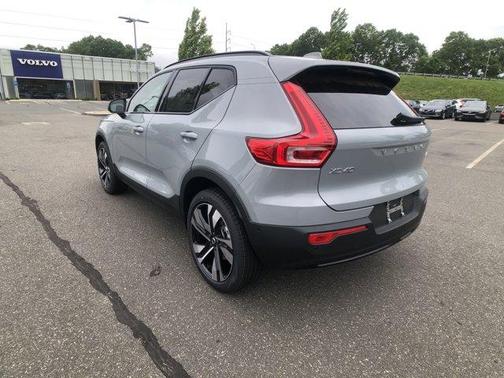 2025 Volvo XC40 B5 Ultra Dark Theme