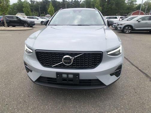 2025 Volvo XC40 B5 Ultra Dark Theme