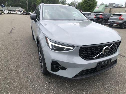 2025 Volvo XC40 B5 Ultra Dark Theme