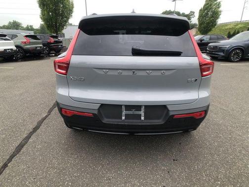 2025 Volvo XC40 B5 Ultra Dark Theme