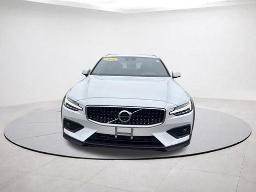 2025 Volvo V60 Cross Country B5 Plus