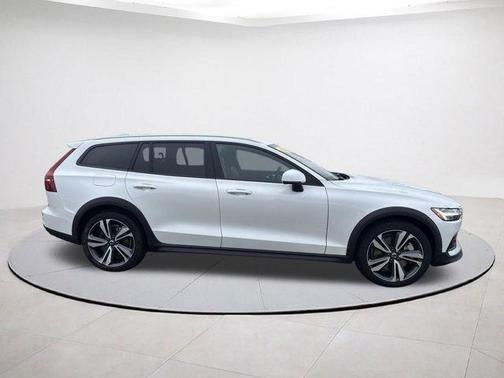 2025 Volvo V60 Cross Country B5 Plus