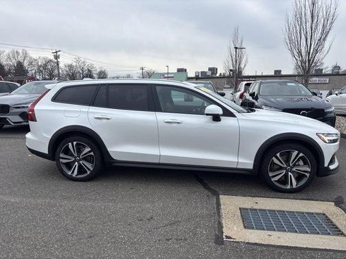 2025 Volvo V60 Cross Country B5 Plus