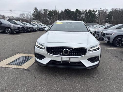 2025 Volvo V60 Cross Country B5 Plus