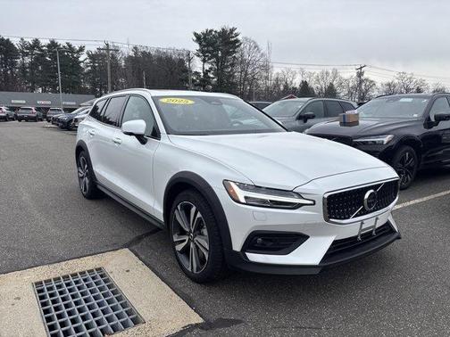 2025 Volvo V60 Cross Country B5 Plus