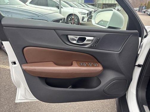 2025 Volvo V60 Cross Country B5 Plus