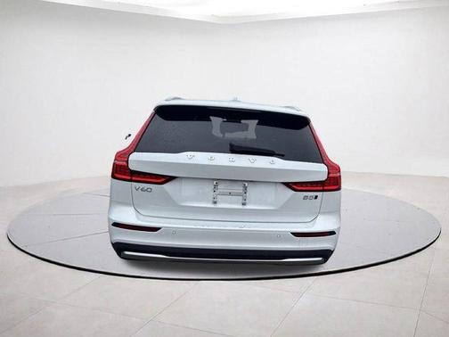 2025 Volvo V60 Cross Country B5 Plus