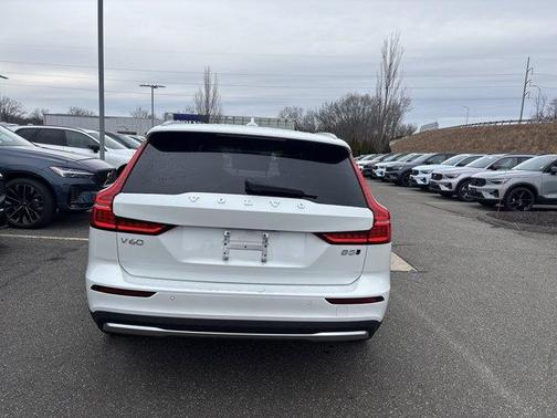 2025 Volvo V60 Cross Country B5 Plus
