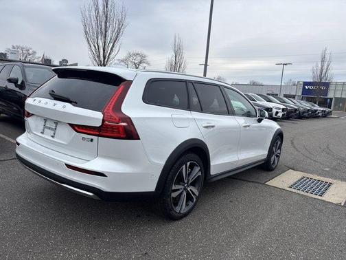 2025 Volvo V60 Cross Country B5 Plus
