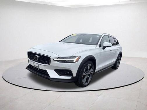 2025 Volvo V60 Cross Country B5 Plus