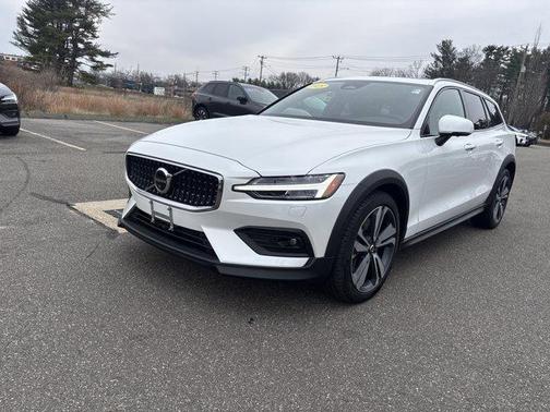 2025 Volvo V60 Cross Country B5 Plus