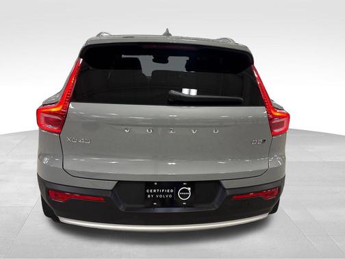 Metallic 2024 Volvo XC40 B5 Plus Bright Theme