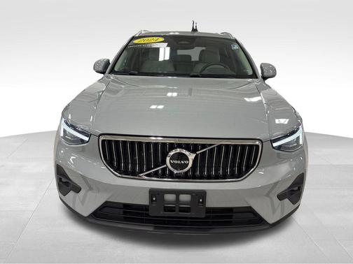 Metallic 2024 Volvo XC40 B5 Plus Bright Theme