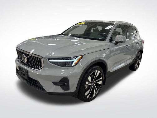 Metallic 2024 Volvo XC40 B5 Plus Bright Theme