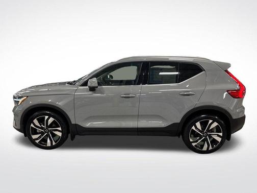 Metallic 2024 Volvo XC40 B5 Plus Bright Theme
