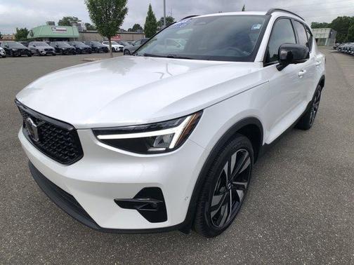 2025 Volvo XC40 B5 Plus Dark Theme