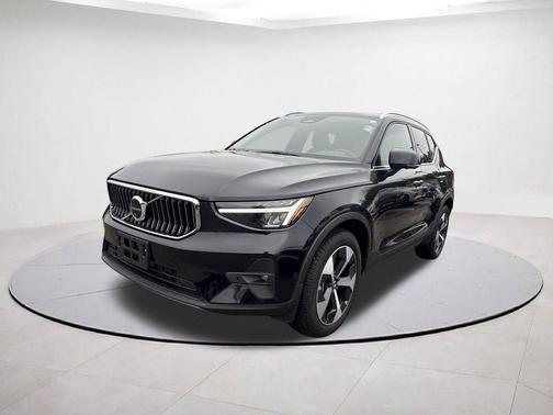 2025 Volvo XC40 B5 Plus Bright Theme