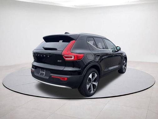 2025 Volvo XC40 B5 Plus Bright Theme