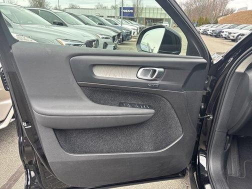 2025 Volvo XC40 B5 Plus Bright Theme