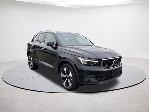 2025 Volvo XC40 B5 Plus Bright Theme