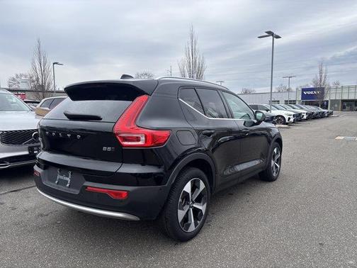 2025 Volvo XC40 B5 Plus Bright Theme