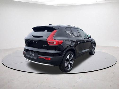 2025 Volvo XC40 B5 Plus Bright Theme