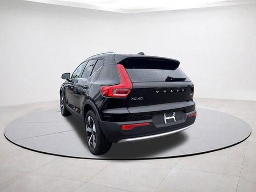 2025 Volvo XC40 B5 Plus Bright Theme
