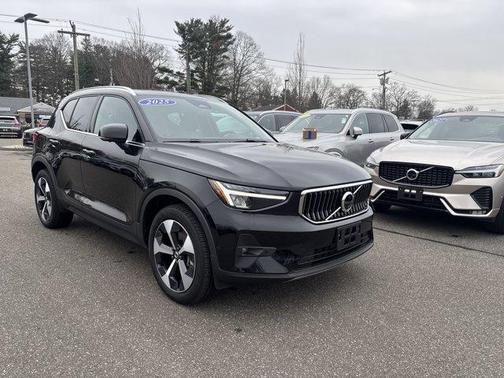 2025 Volvo XC40 B5 Plus Bright Theme