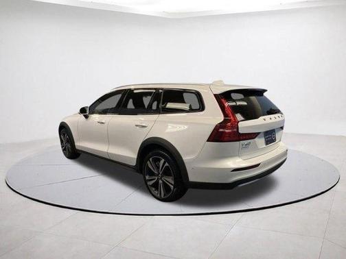 2025 Volvo V60 Cross Country B5 Plus
