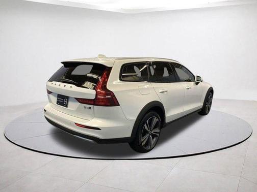 2025 Volvo V60 Cross Country B5 Plus