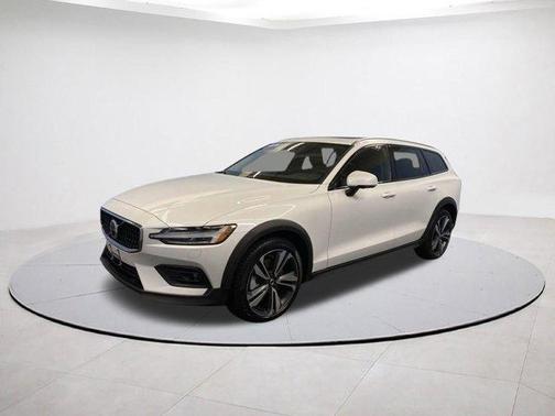 2025 Volvo V60 Cross Country B5 Plus