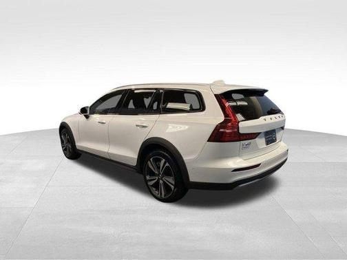 2025 Volvo V60 Cross Country B5 Plus