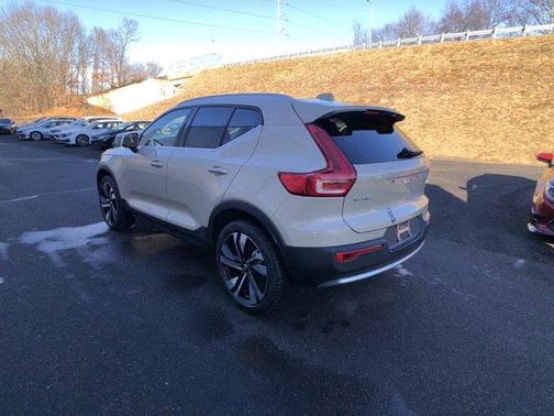 2025 Volvo XC40 B5 Plus Bright Theme