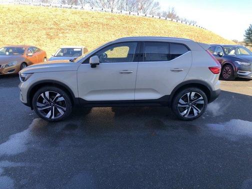 2025 Volvo XC40 B5 Plus Bright Theme
