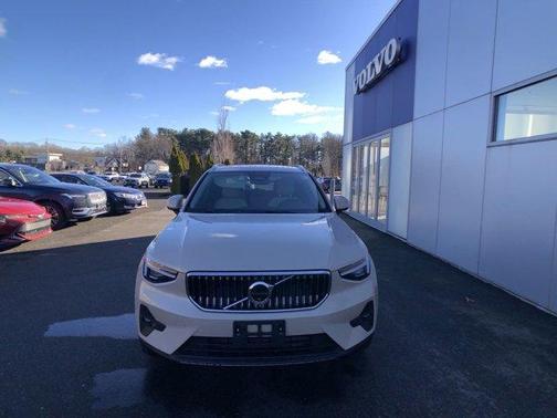 2025 Volvo XC40 B5 Plus Bright Theme