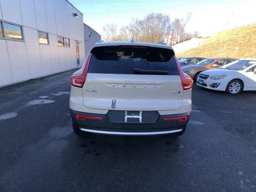 2025 Volvo XC40 B5 Plus Bright Theme