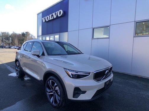 2025 Volvo XC40 B5 Plus Bright Theme