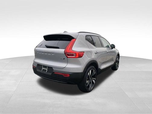 2025 Volvo XC40 B5 Plus Dark Theme