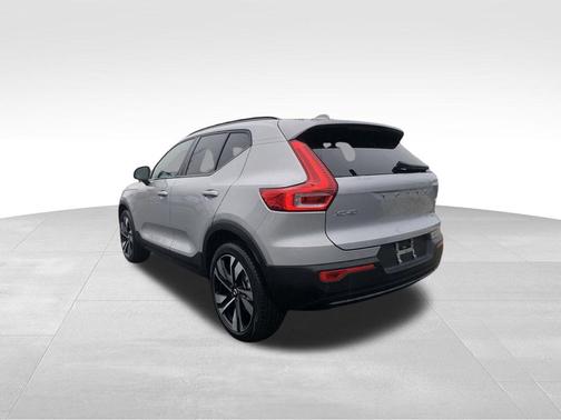 2025 Volvo XC40 B5 Plus Dark Theme