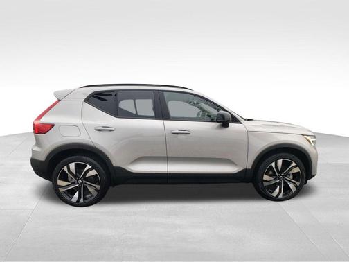 2025 Volvo XC40 B5 Plus Dark Theme