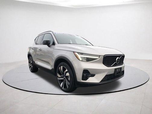 2025 Volvo XC40 B5 Plus Dark Theme