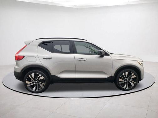 2025 Volvo XC40 B5 Plus Dark Theme
